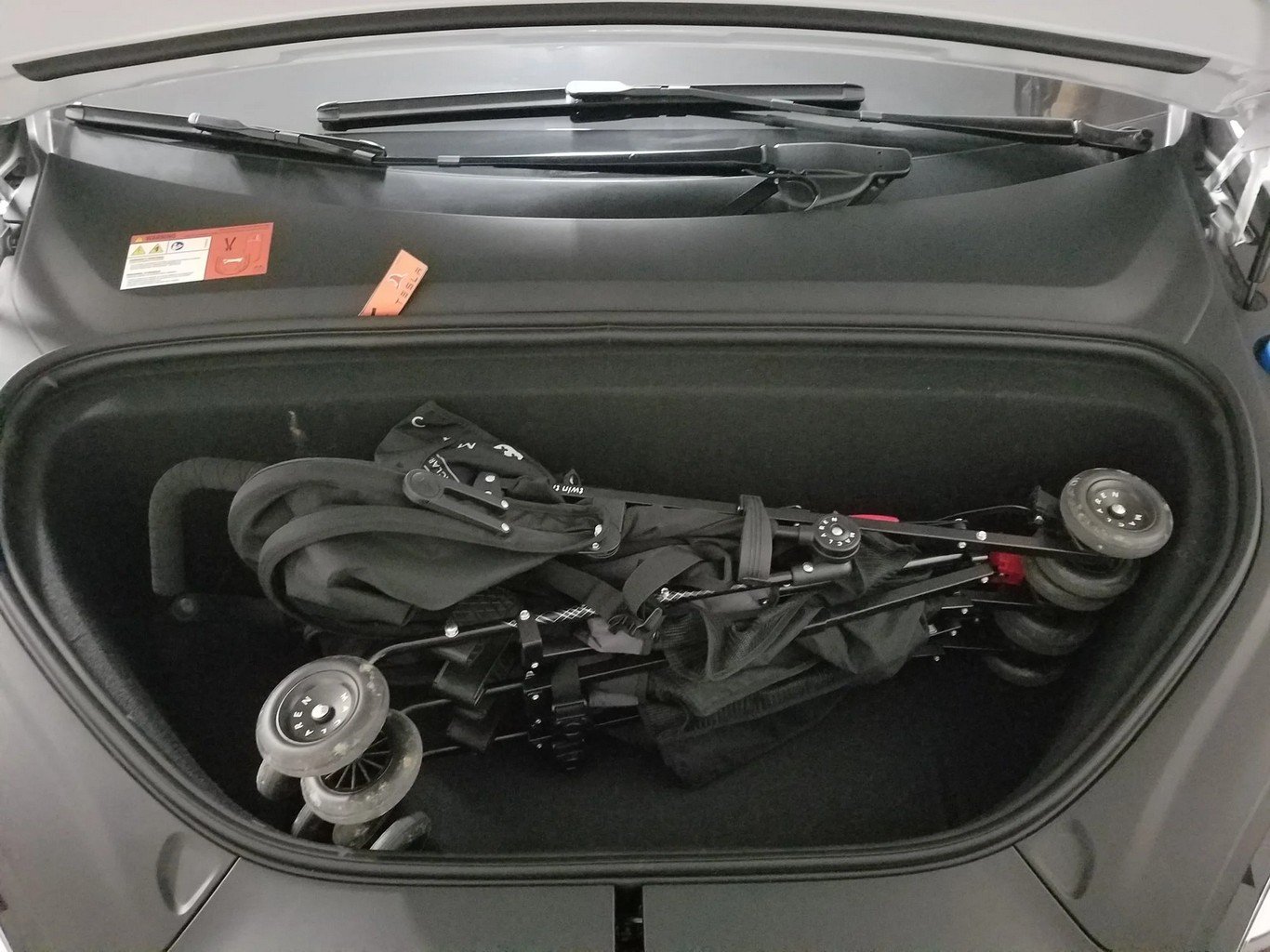 Marela voziček v avtu