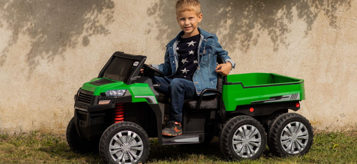 Otrok na otroškem avtomobilu Otrok na otroškem avtomobilu