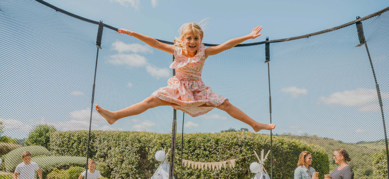 deklica na trampolinu