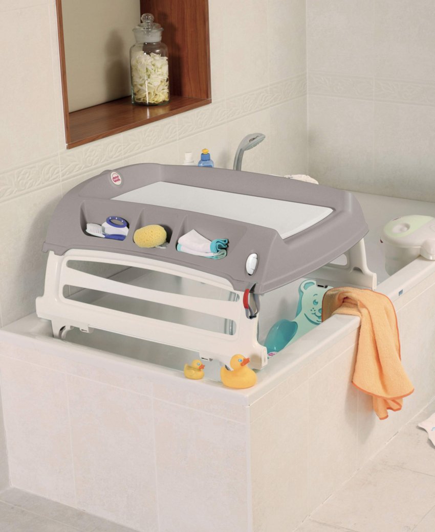 Previjalna miza nad kopalno kadjo v kopalnici