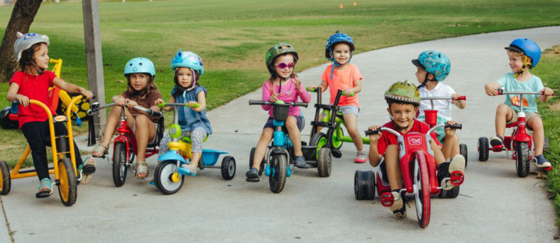 Otroci na triciklih Otroci na triciklih
